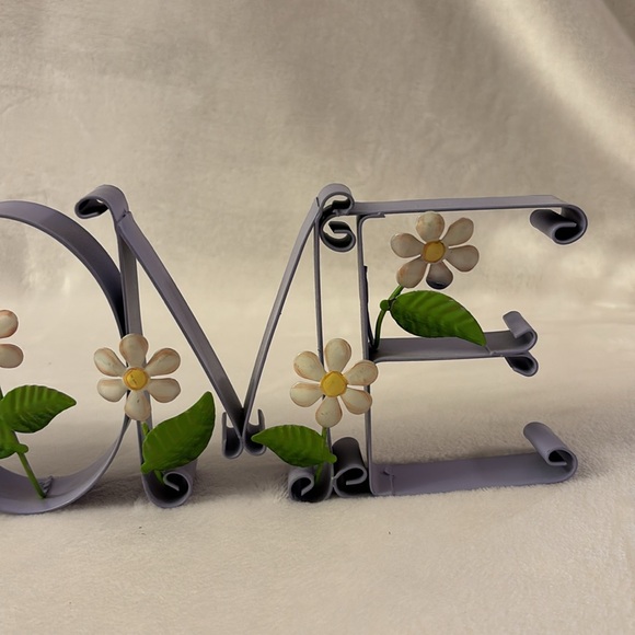 Lavender “Welcome” sign with daisies. - Picture 5 of 7